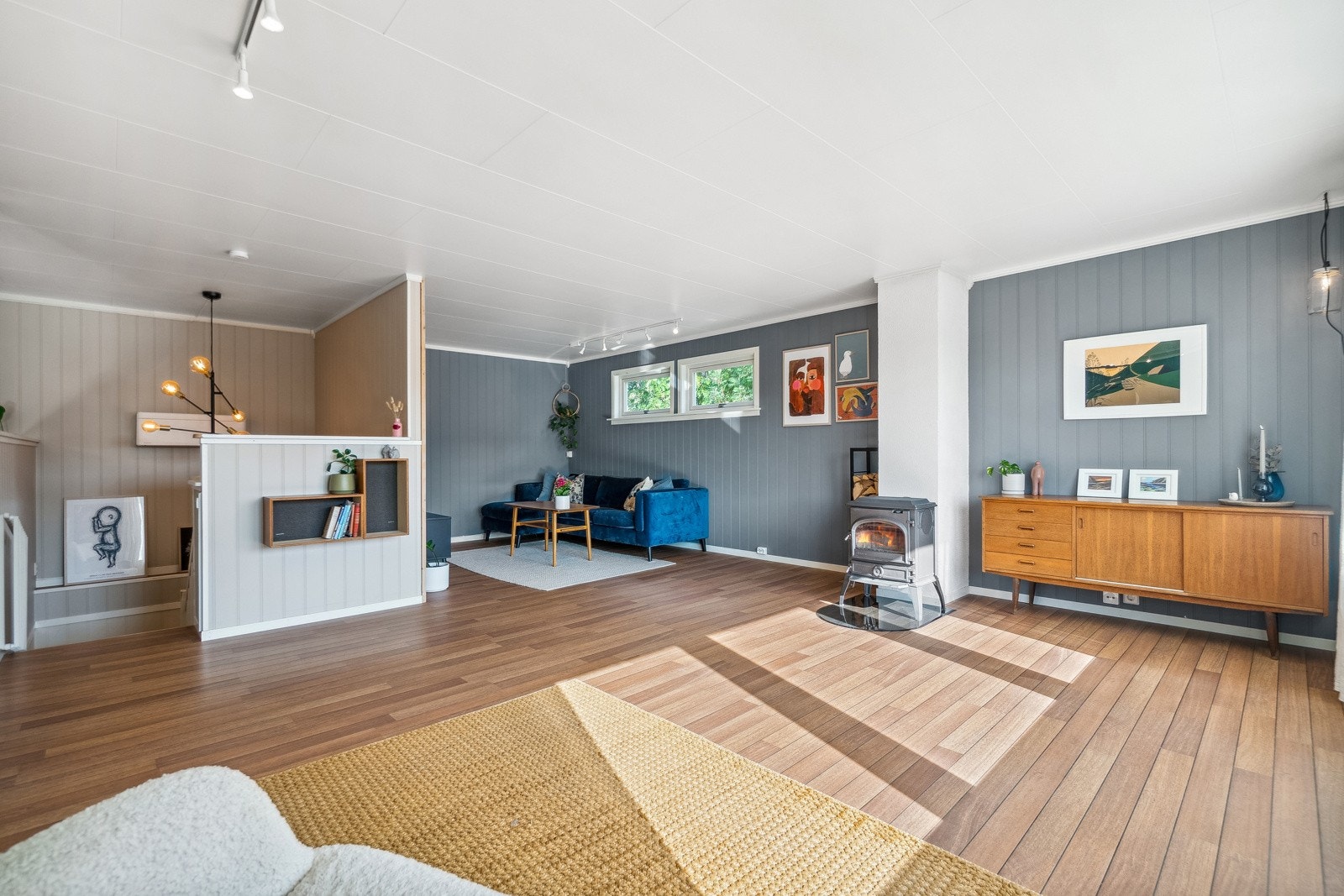 Her er det også en vedovn sentrert langs den ene veggen for praktisk oppvarming og hygge på kaldere årstider. Galleribilde