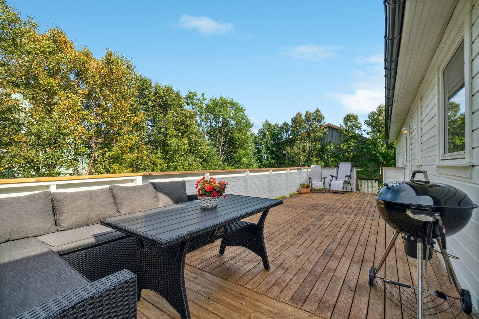 I bakkant av boligen finner du en romslig og lun terrasse. Galleribilde