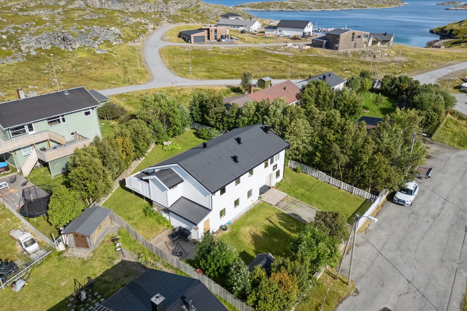 Det er gjort flere oppgraderinger utvendig de senere årene som ny vindsperre og bordkledning, og nye vinduer på store deler av boligen. I 2022 ble det lagt nytt tak. Galleribilde