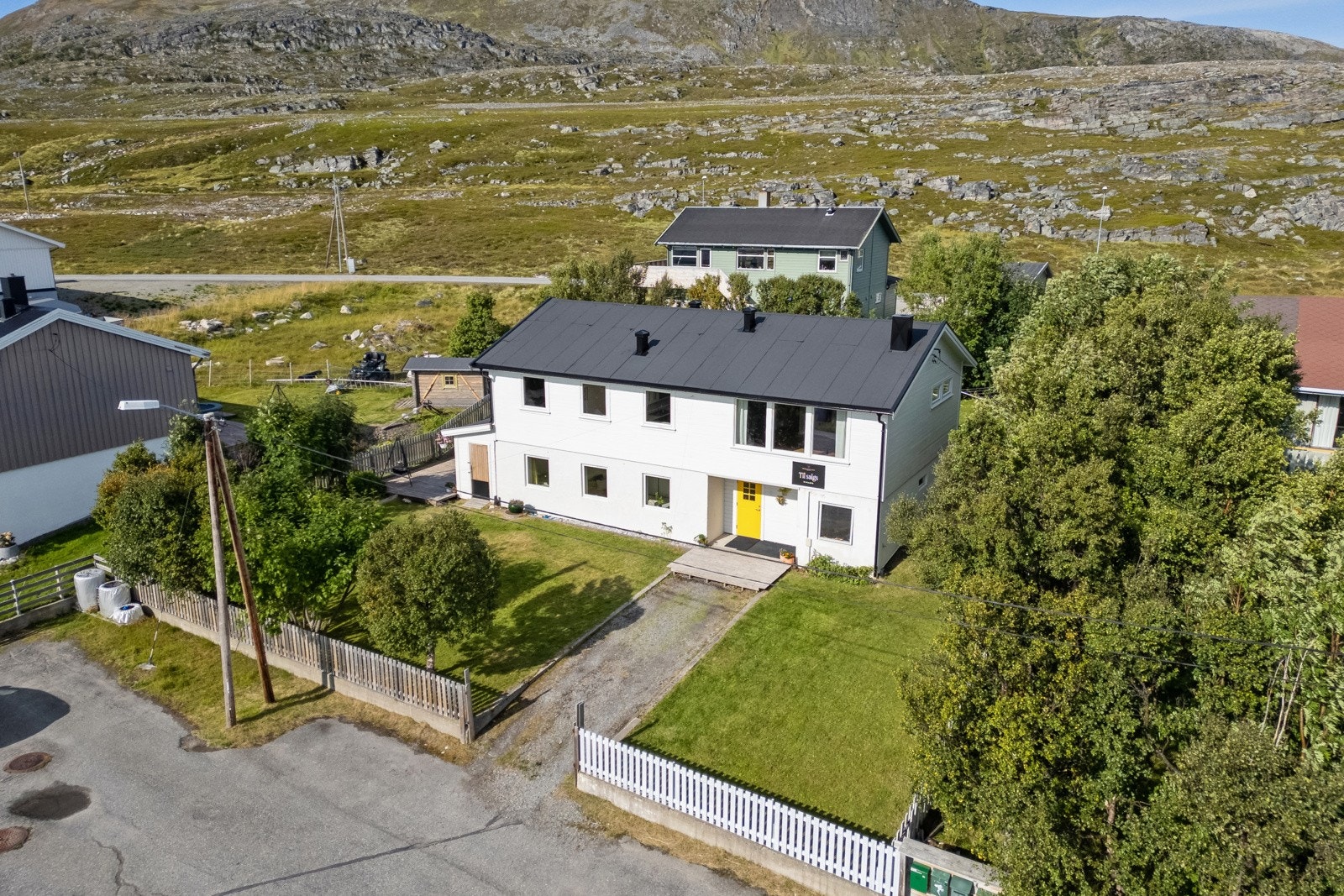 Eiendommen ligger i Forsøl, ei idyllisk kystbygd med nærhet til flott natur. Området byr på både lekeplass, flere strender, fotballbane og flotte turområder m.m. Galleribilde
