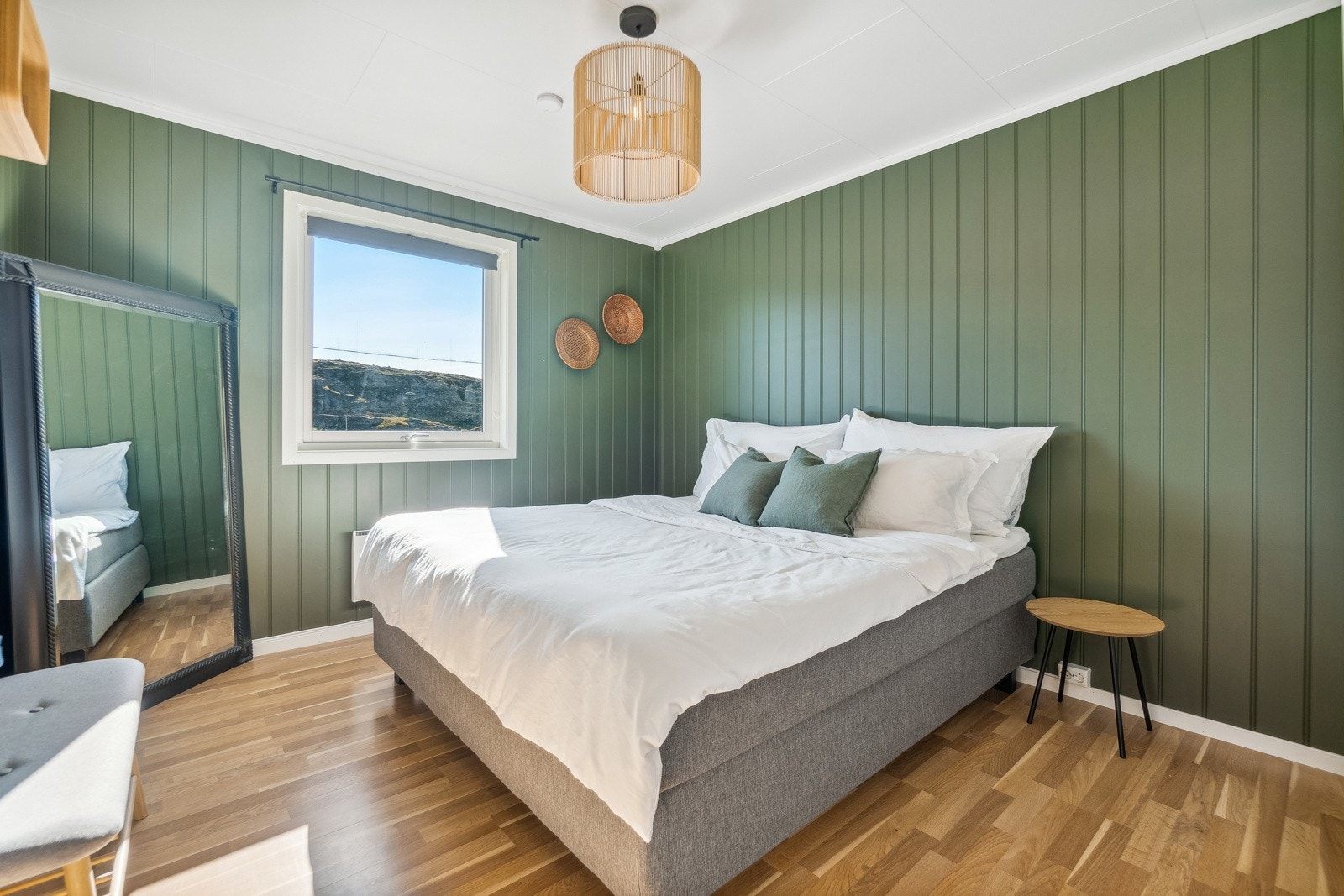 3 av soverommene har en praktisk plassering på tvers av- og vegg-i-vegg med badet. Galleribilde