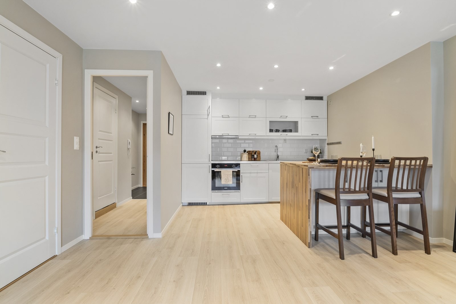 Lys, trivelig og åpen stue- og kjøkkenløsning Galleribilde