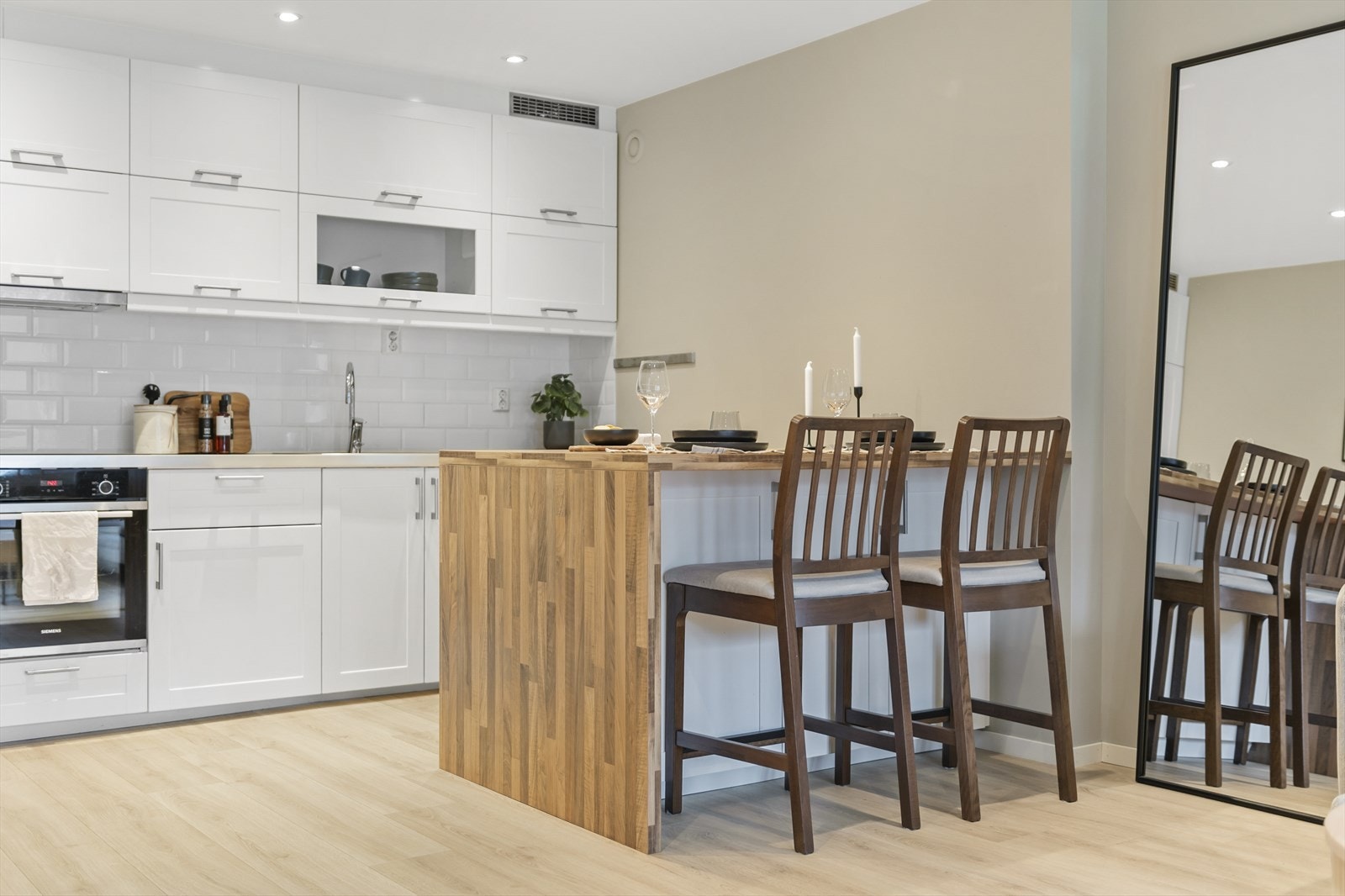 Praktisk kjøkkenøy som kan brukes til både arbeidsbenk og spisebord Galleribilde