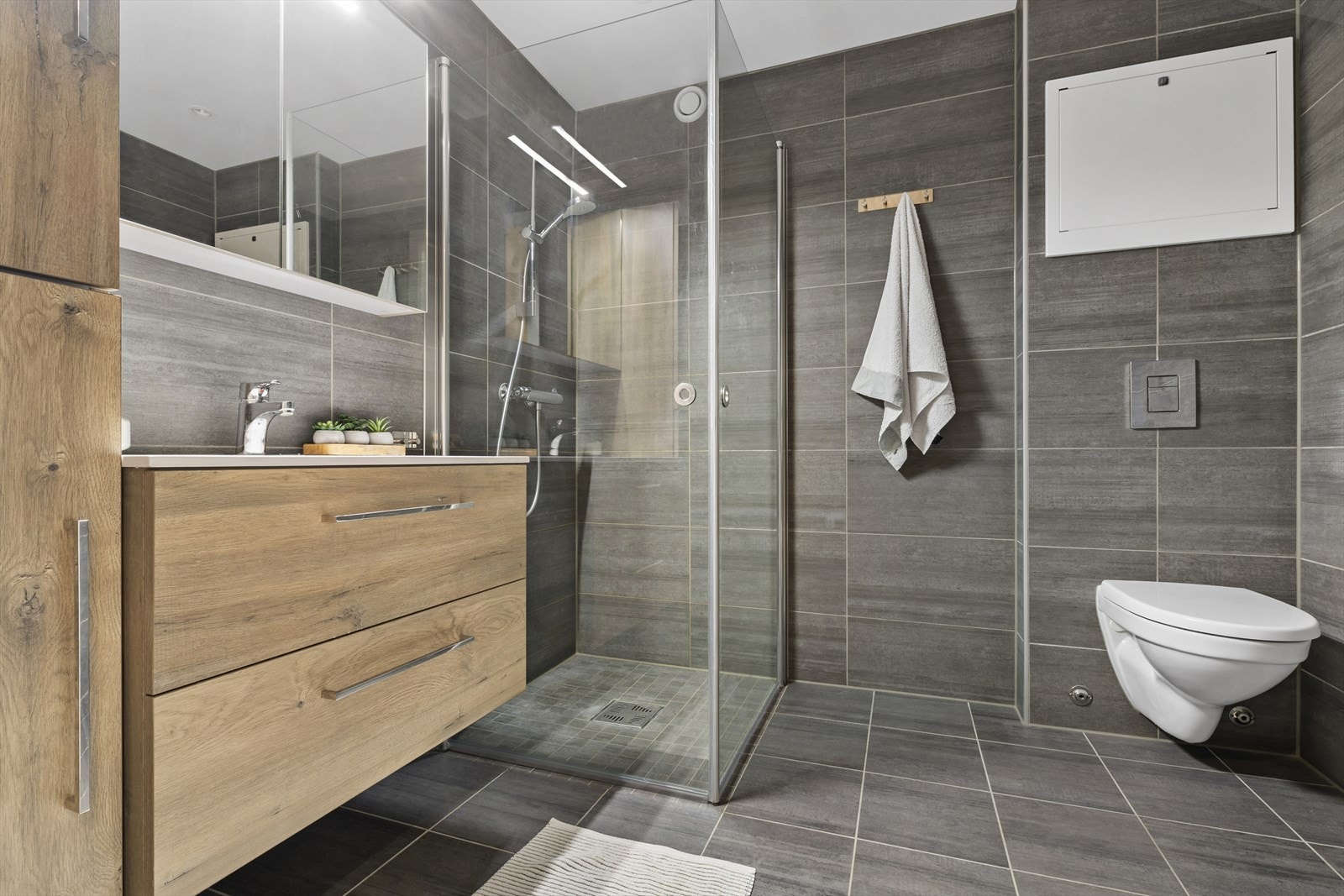 Helfliset bad med varmekabler i gulv. Bad ble renovert i regi borettslaget i 2020 Galleribilde