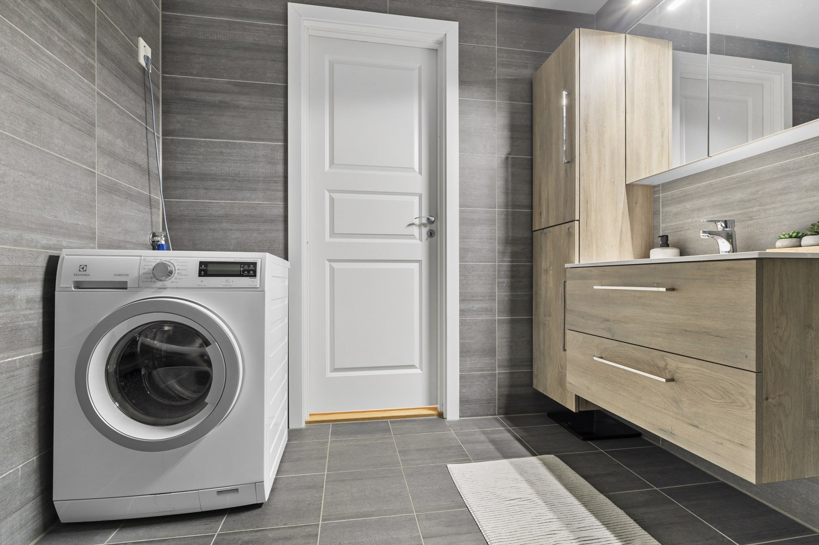 Opplegg til vaskemaskin og tørketrommel. Bad er målt til 5,4m² Galleribilde