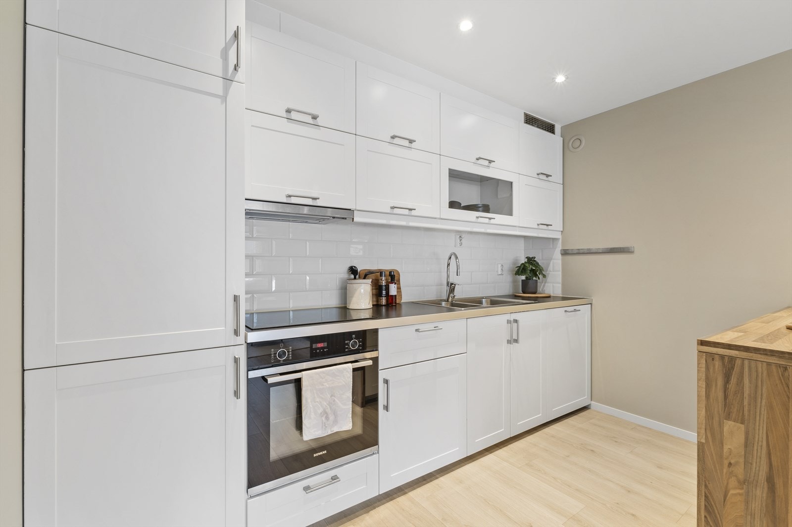 Av integrerte varer finner vi induksjonsplatetopp, stekeovn, oppvaskmaskin, kjøl- og frys Galleribilde