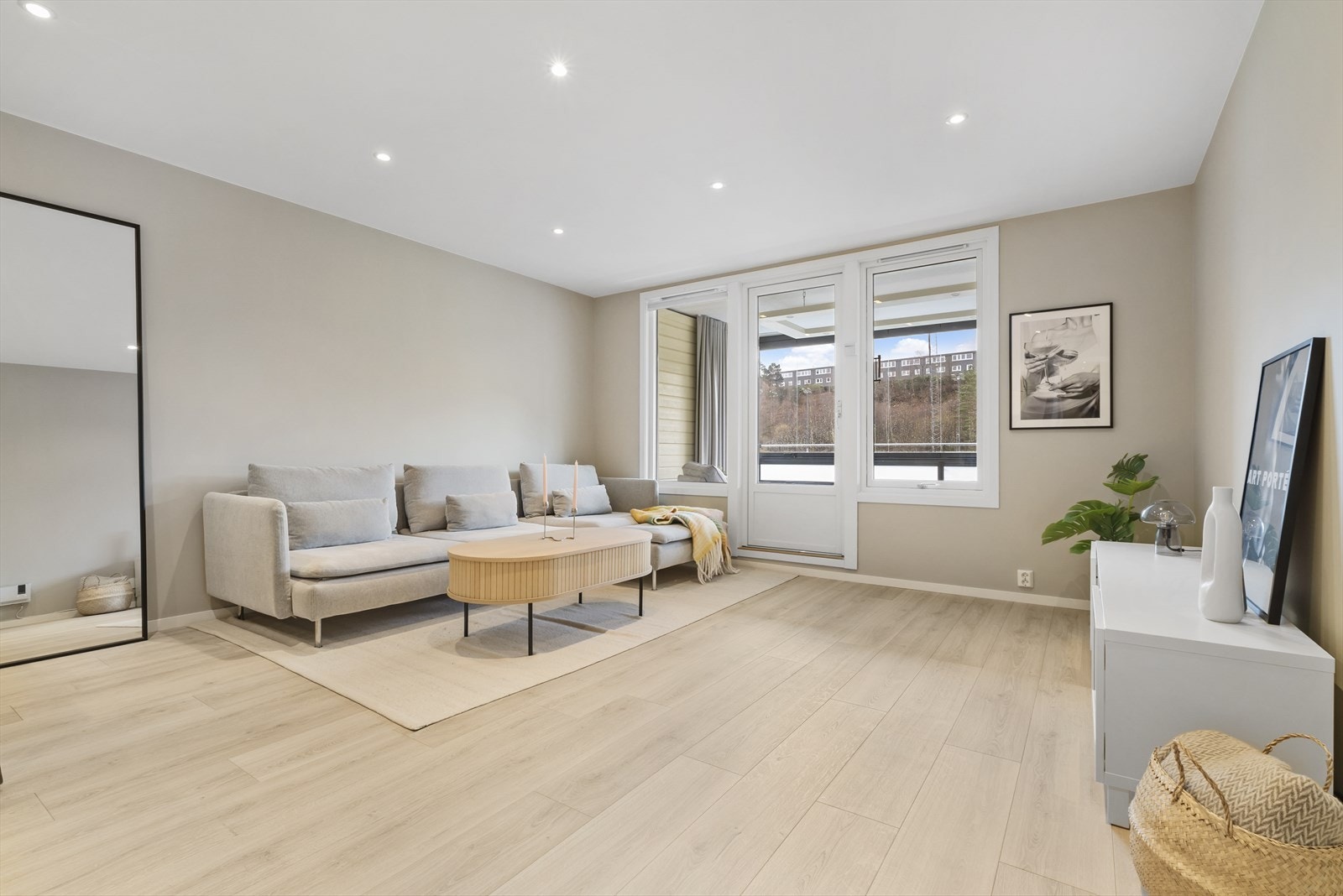 1-stavs laminatgulv ble lagt nytt i 2021 Galleribilde