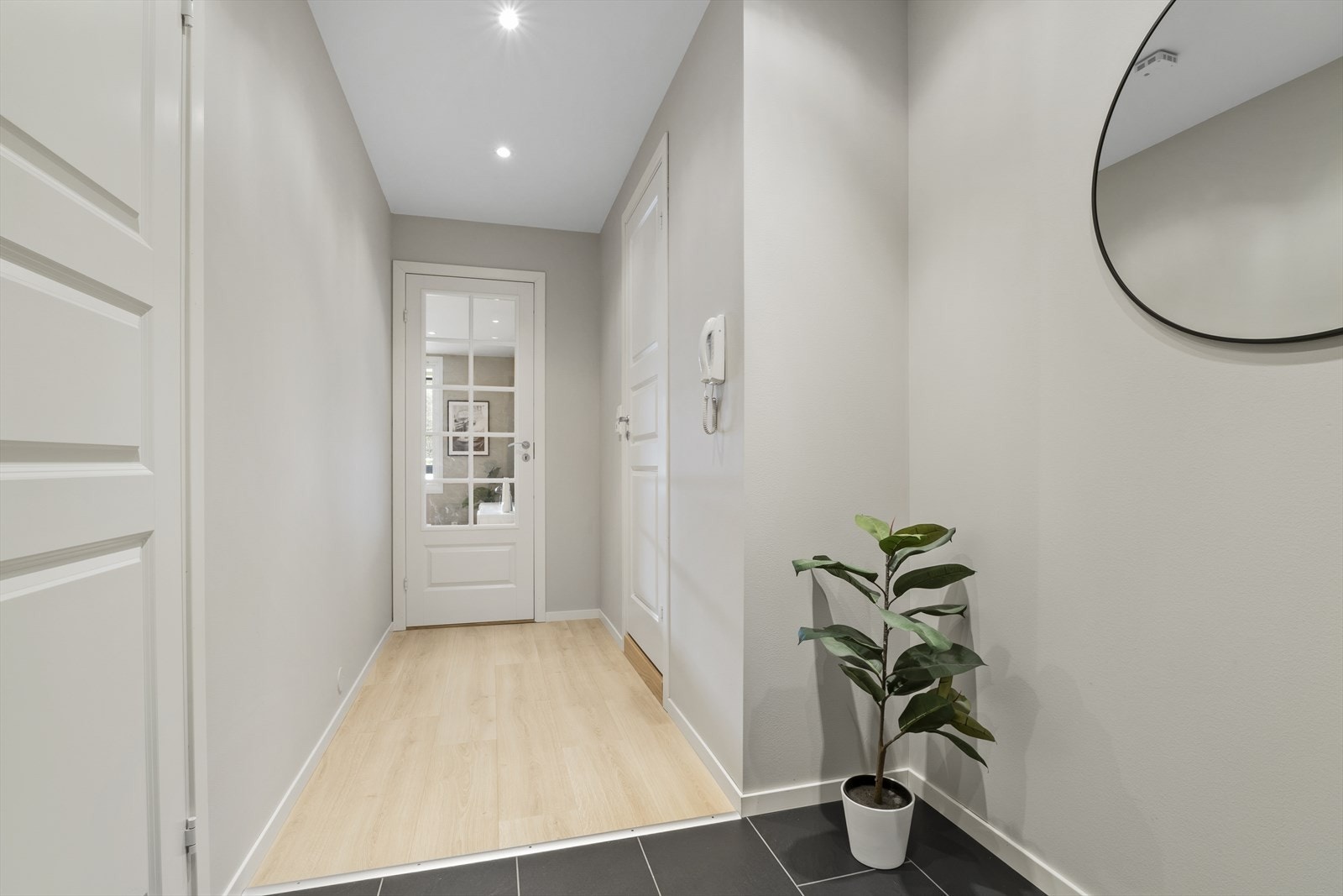 Velkommen inn! Her møtes du av en delvis flislagd gang med plass til å henge av seg både ytterklær og sko. Det er også en bod her som kan brukes til oppbevaring Galleribilde