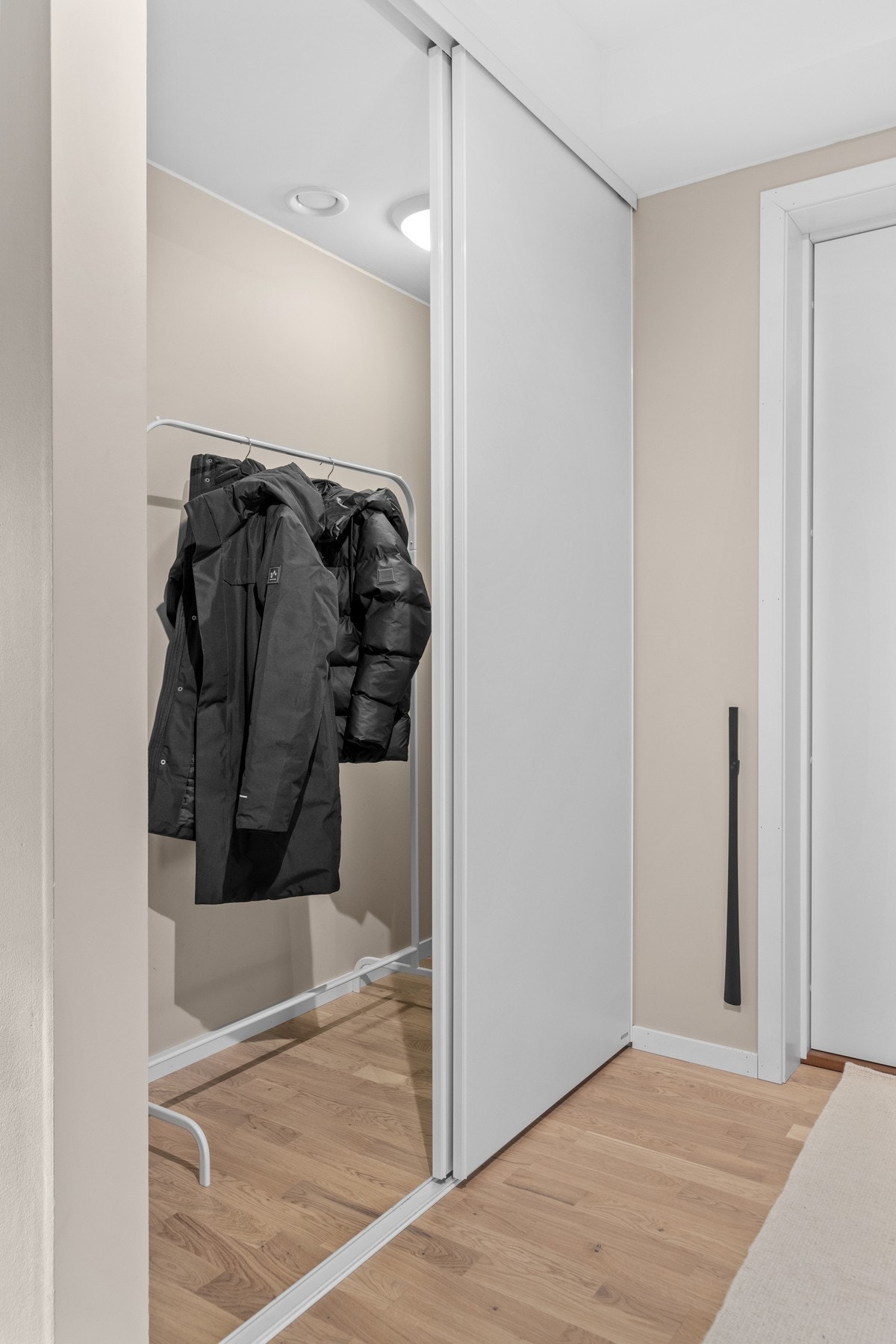 Gang med skyvedører inn til bod/garderobe. Galleribilde