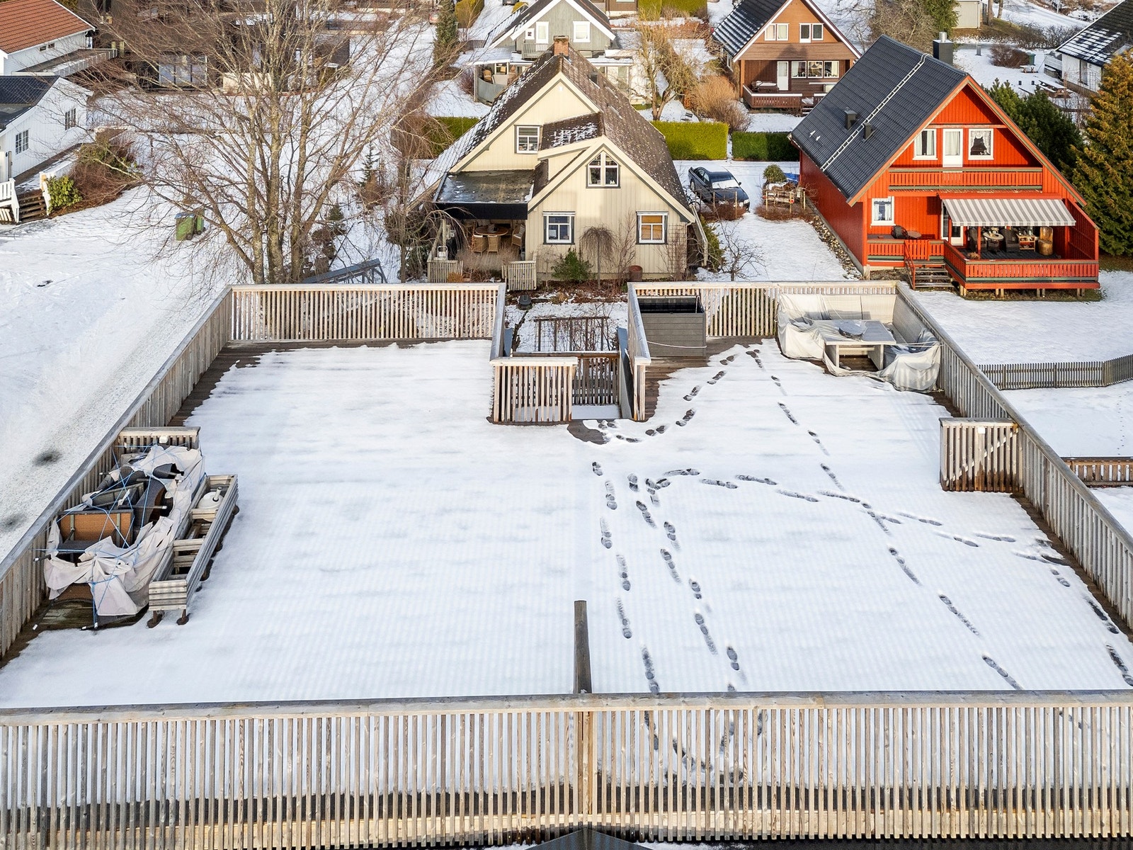 Borettslaget har takterrasse der leiligheten disponerer høyre hjørne av takterrassen på bilde. Galleribilde