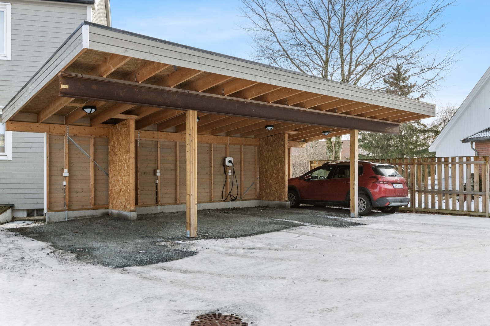 Leiligheten disponerer egen carport. Det er montert el-billader men den medfølger ikke handelen, så lenge noe annet ikke avtales. Galleribilde