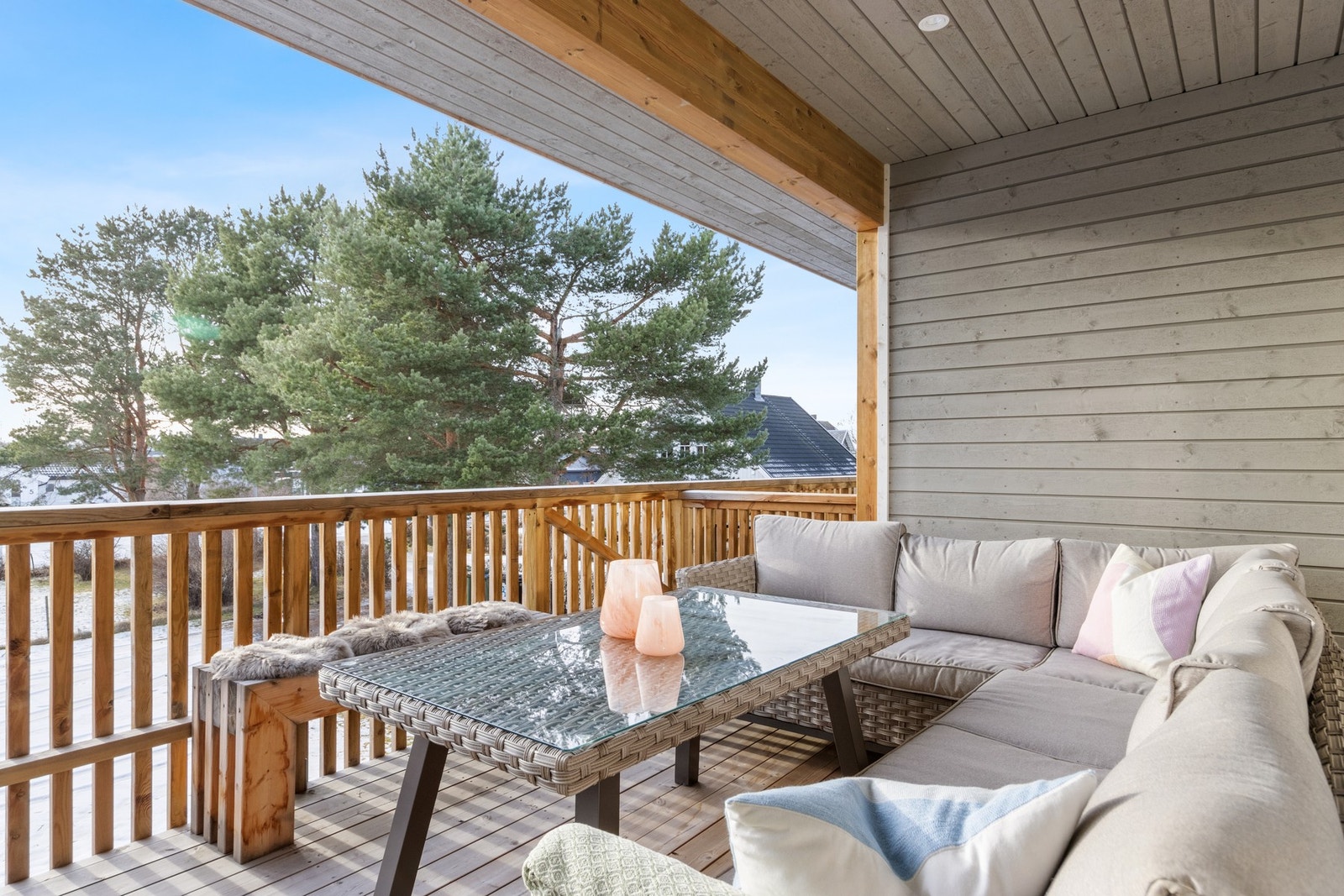 Romslig balkong med takoverbygg - montert spotter i tak. Galleribilde