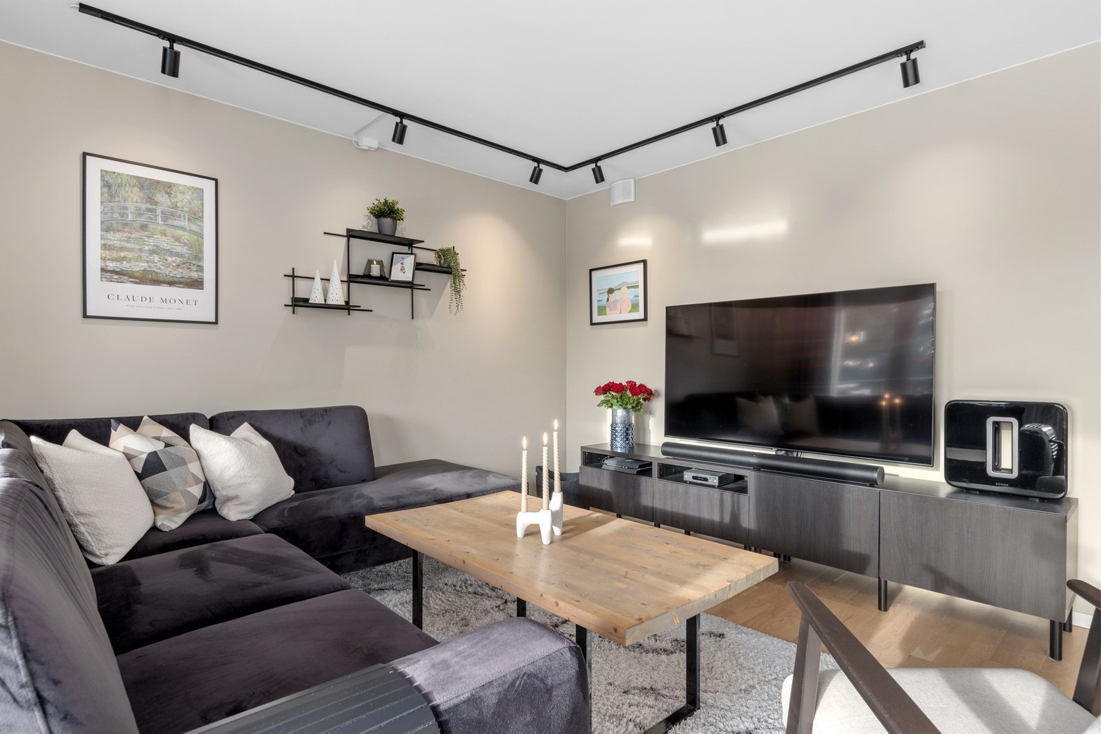 Leiligheten har en gjennomgående bra standard - med rene og lettstelte overflater. Galleribilde