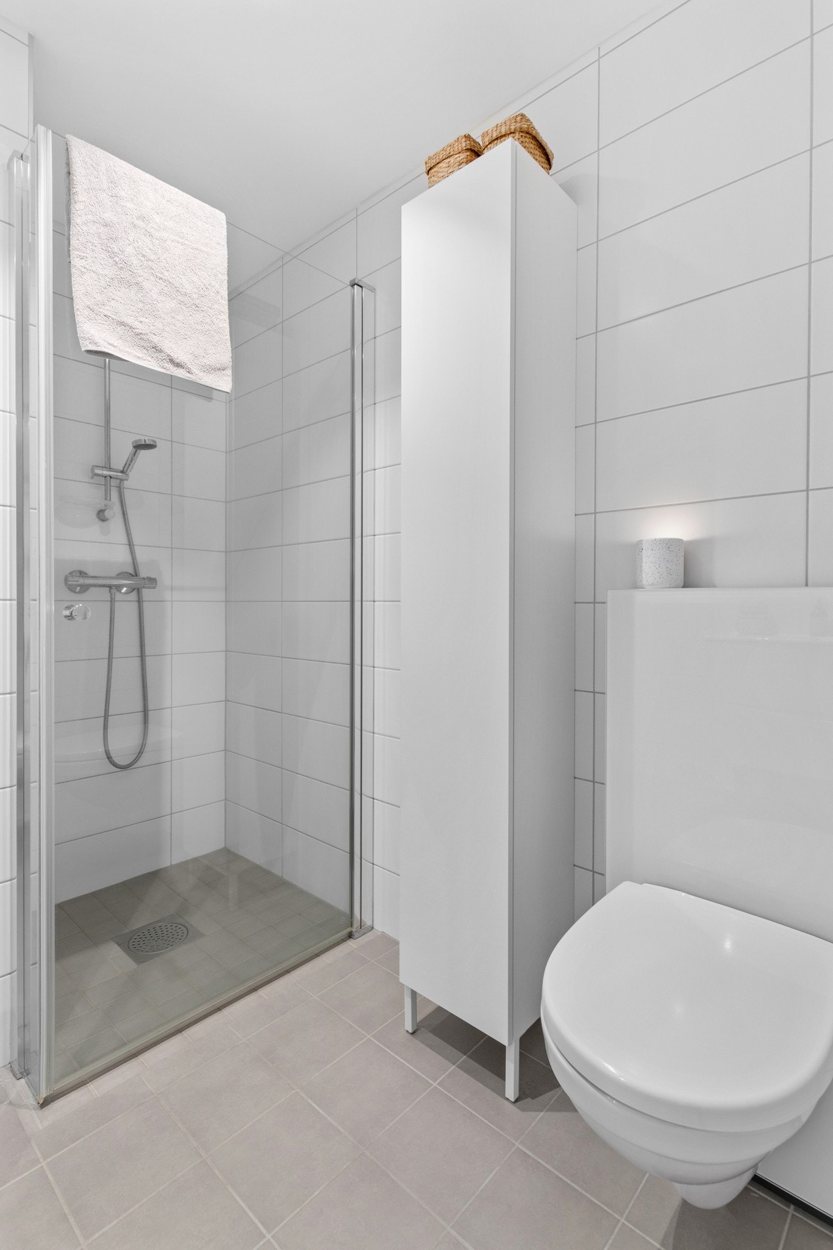 Leiligheten oppvarmes via vannbåren gulv-varme over en Nibe Varmepumpe. Fordelingsskap vannbåren gulv-varme etablert på bad. Galleribilde