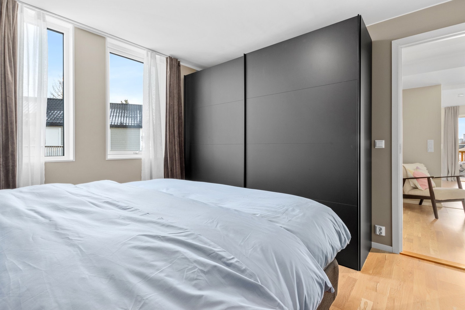 Garderobeskapet på soverommet vil følge leiligheten ved salg Galleribilde
