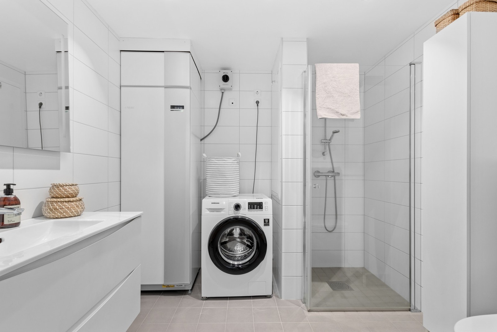 Stilrent, pent og romslig bad - badet er flislagt og har gulvvarme. Galleribilde