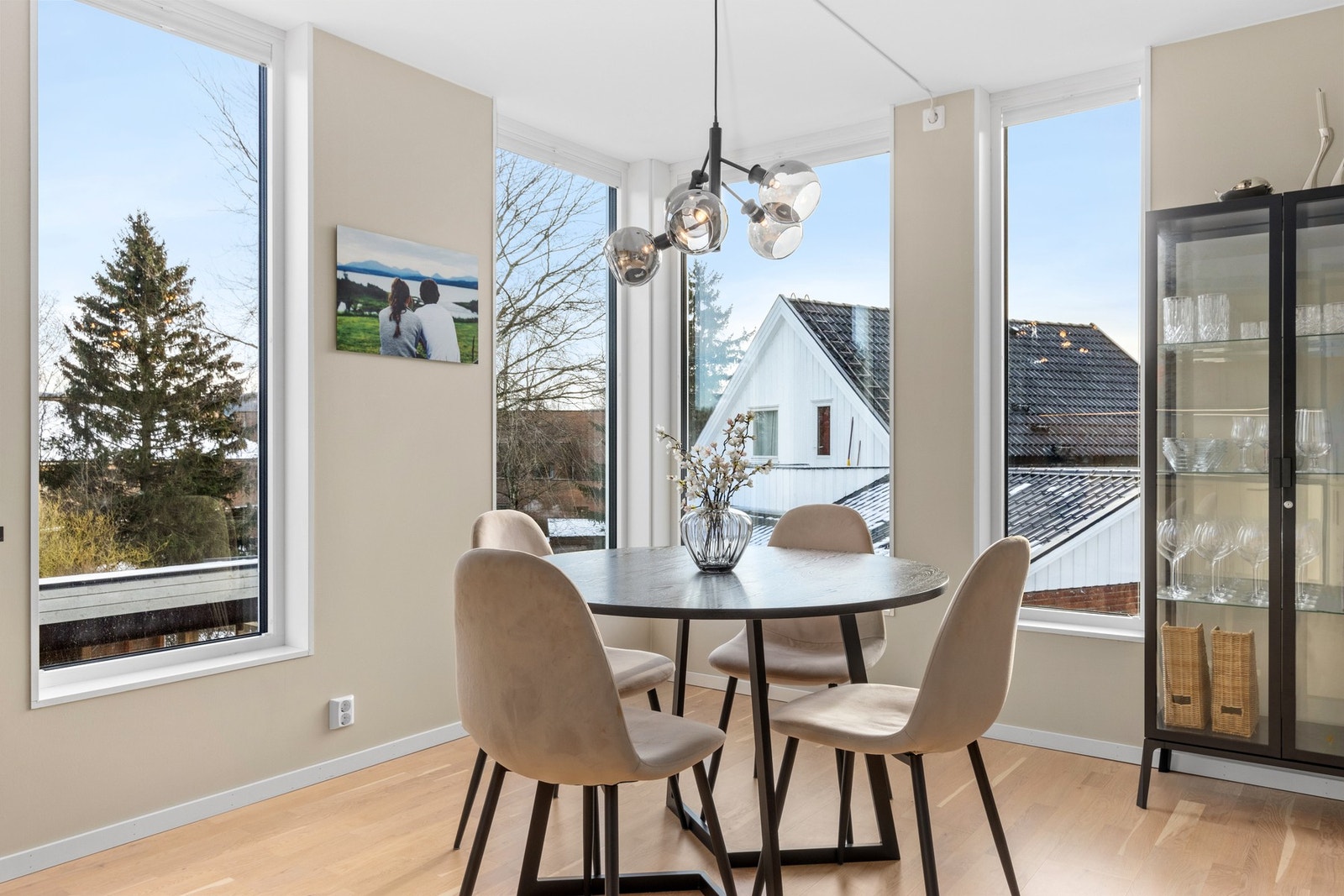 Leiligheten har en store vindusflater som gir godt med naturlig lysinnslipp. Galleribilde