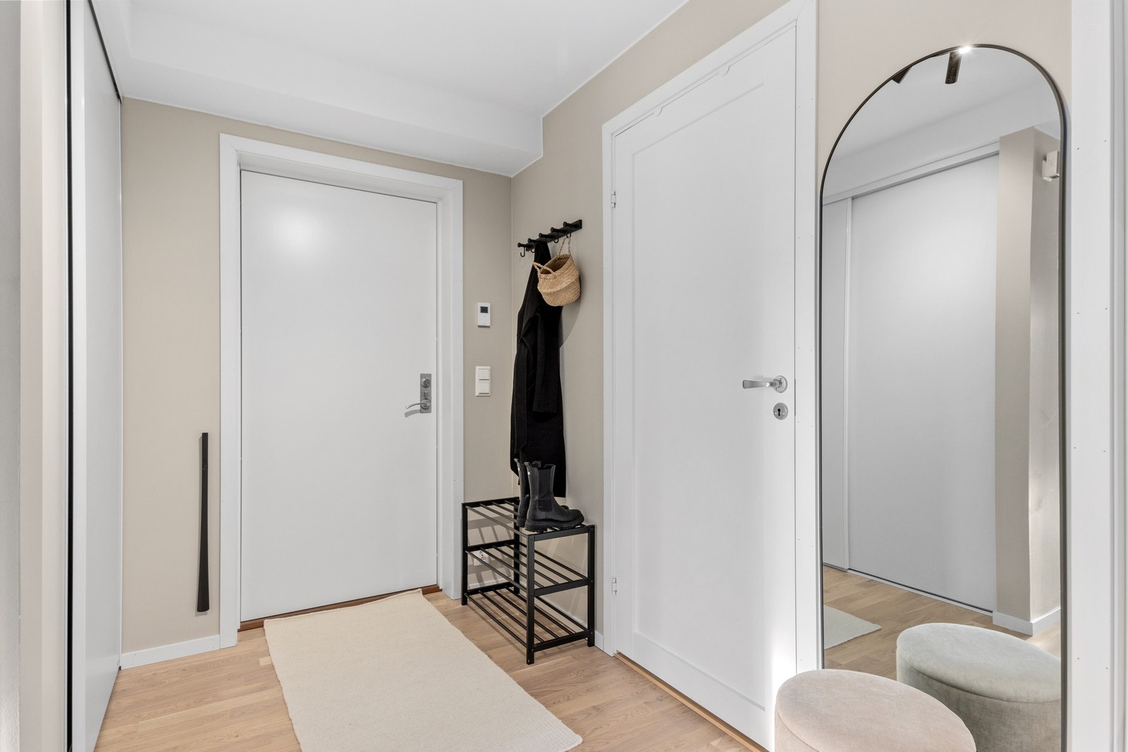 Entreen har plass til oppheng/oppbevaring av yttertøy og sko. Galleribilde