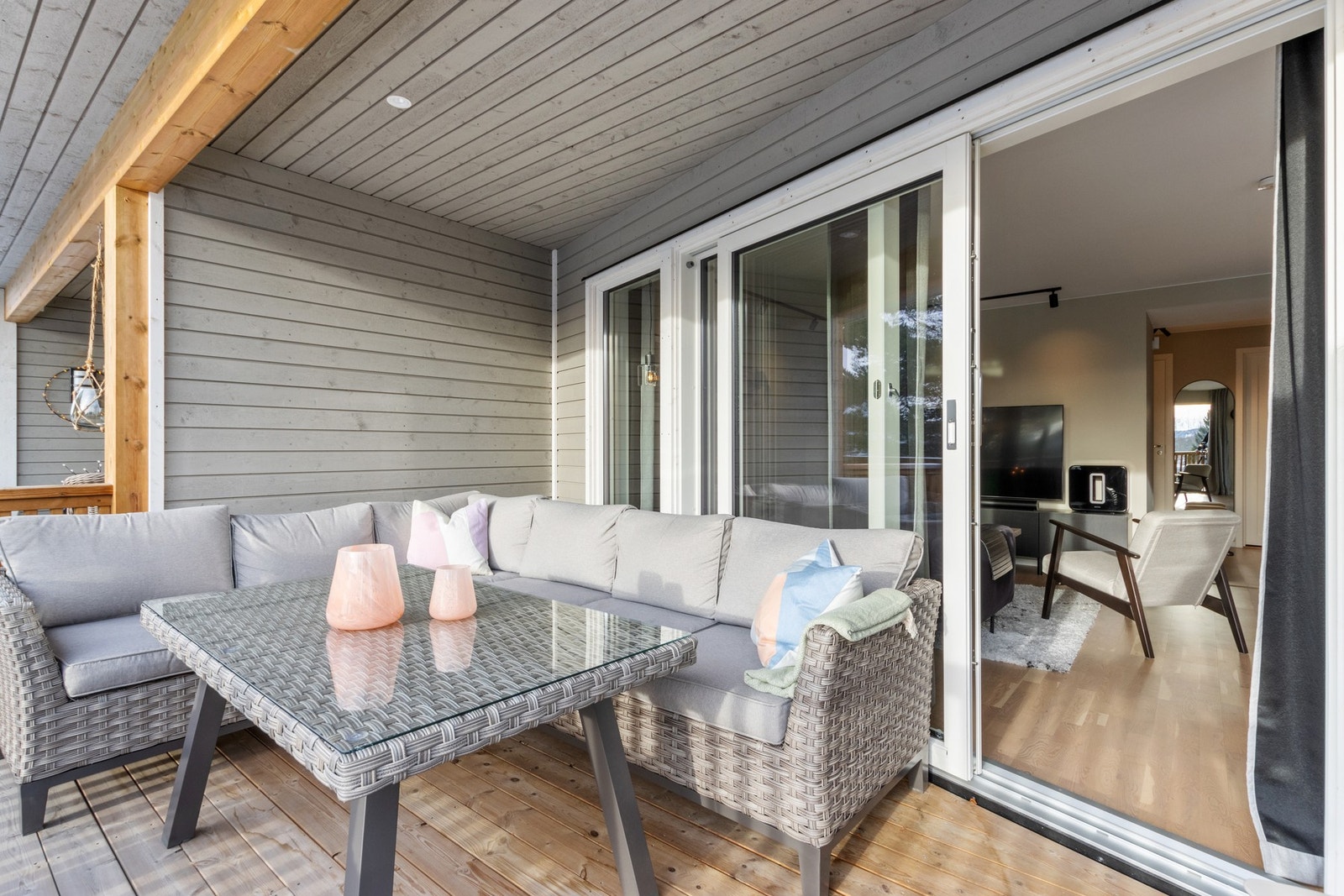 Balkong med god plass til utemøbler. Galleribilde