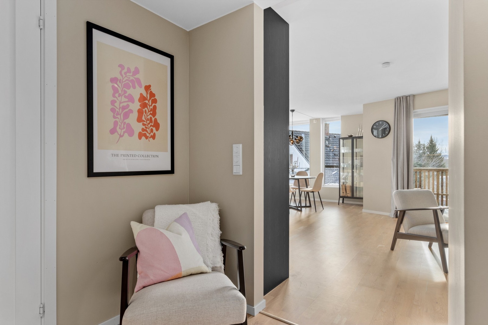 Gang til stue og kjøkken. Leiligheten er malt i moderne og tidsriktige fargekombinasjoner. Galleribilde