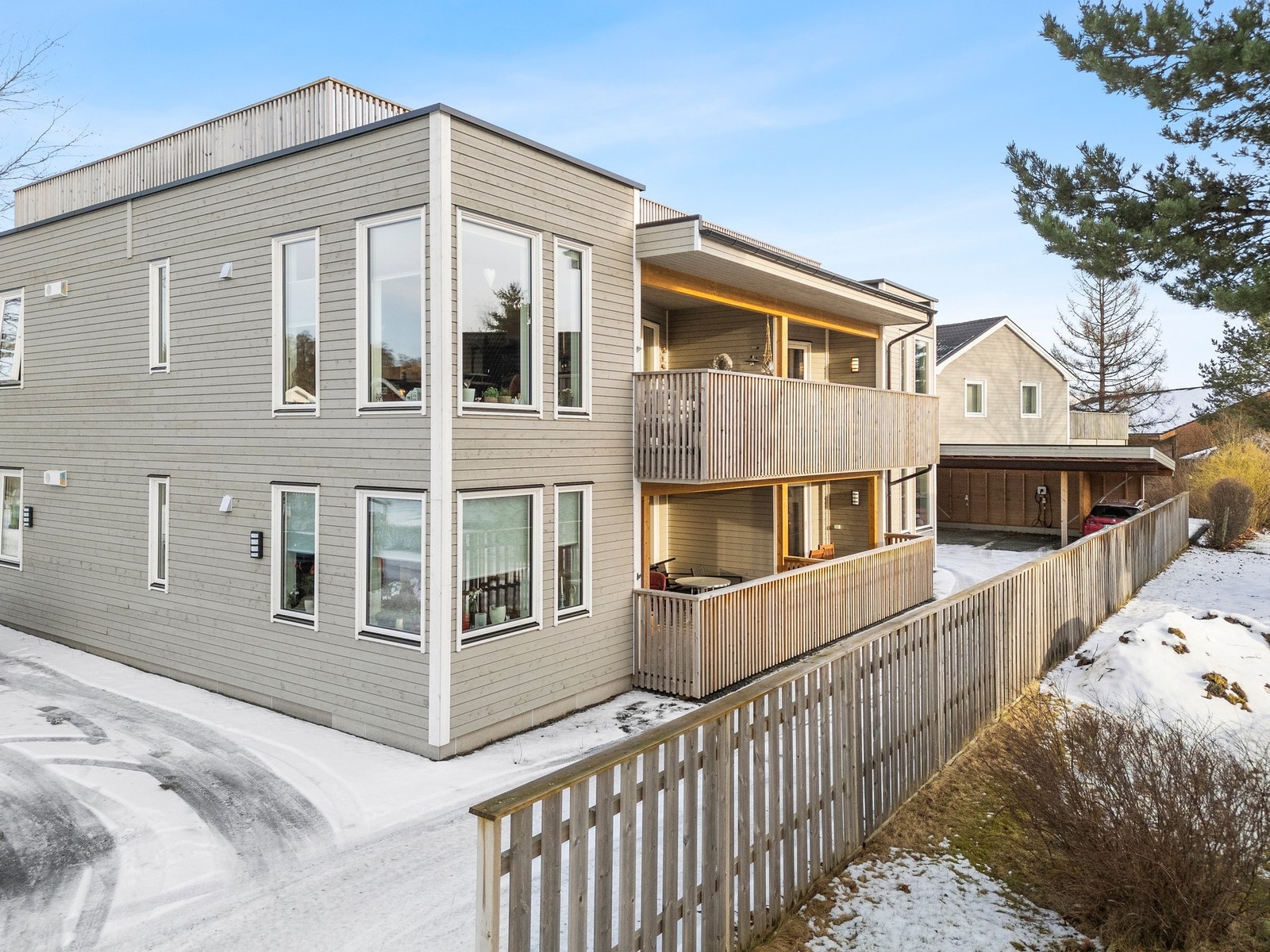 Leiligheten ligger i 2. etasje, og har en romslig balkong med gode solforhold - godt skjermet for innsyn. Galleribilde