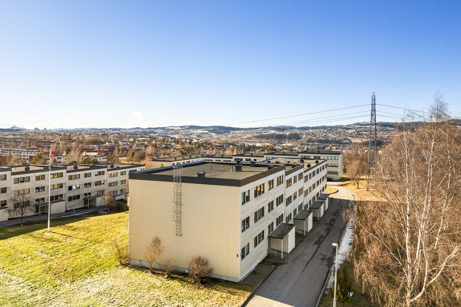 Leiligheten er en del av Vestlia borettslag og ligger i byggets første etasje. Galleribilde