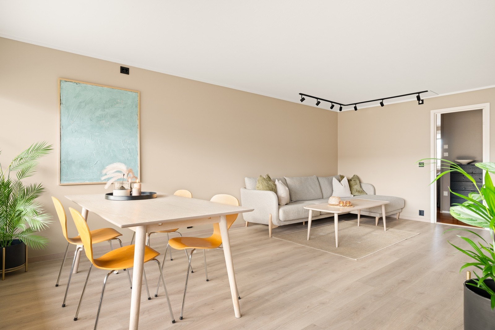 Rommets planløsning gir god plass til et stort spisebord, sofagruppe og mediemøblement. Galleribilde