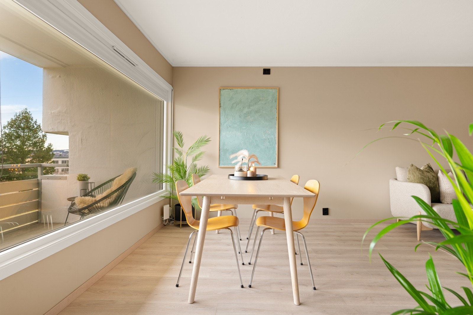 De moderne fargevalgene gjør at man med enkelhet kan innrede med egne møbler og tekstiler. Galleribilde