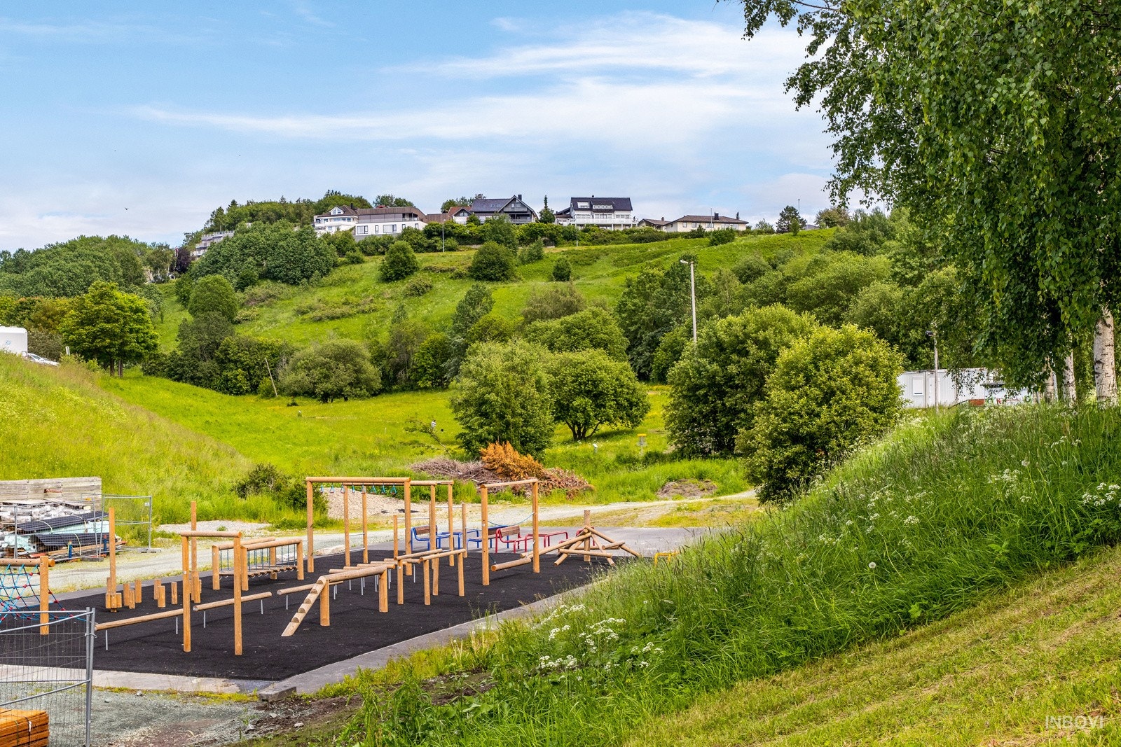 I borettslaget kan man på sommerstid benytte seg av de frodige grøntområdene, lekeplasser, gapahuk og ballbinge. Galleribilde