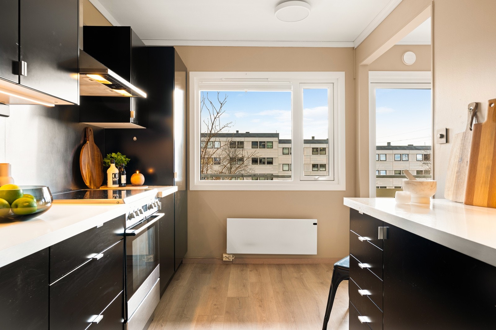 Kjøkkeninnredningen er innholdsrik, med mye benkeplass og rikelig med oppbevaringsplass i skuffer og skap. Galleribilde