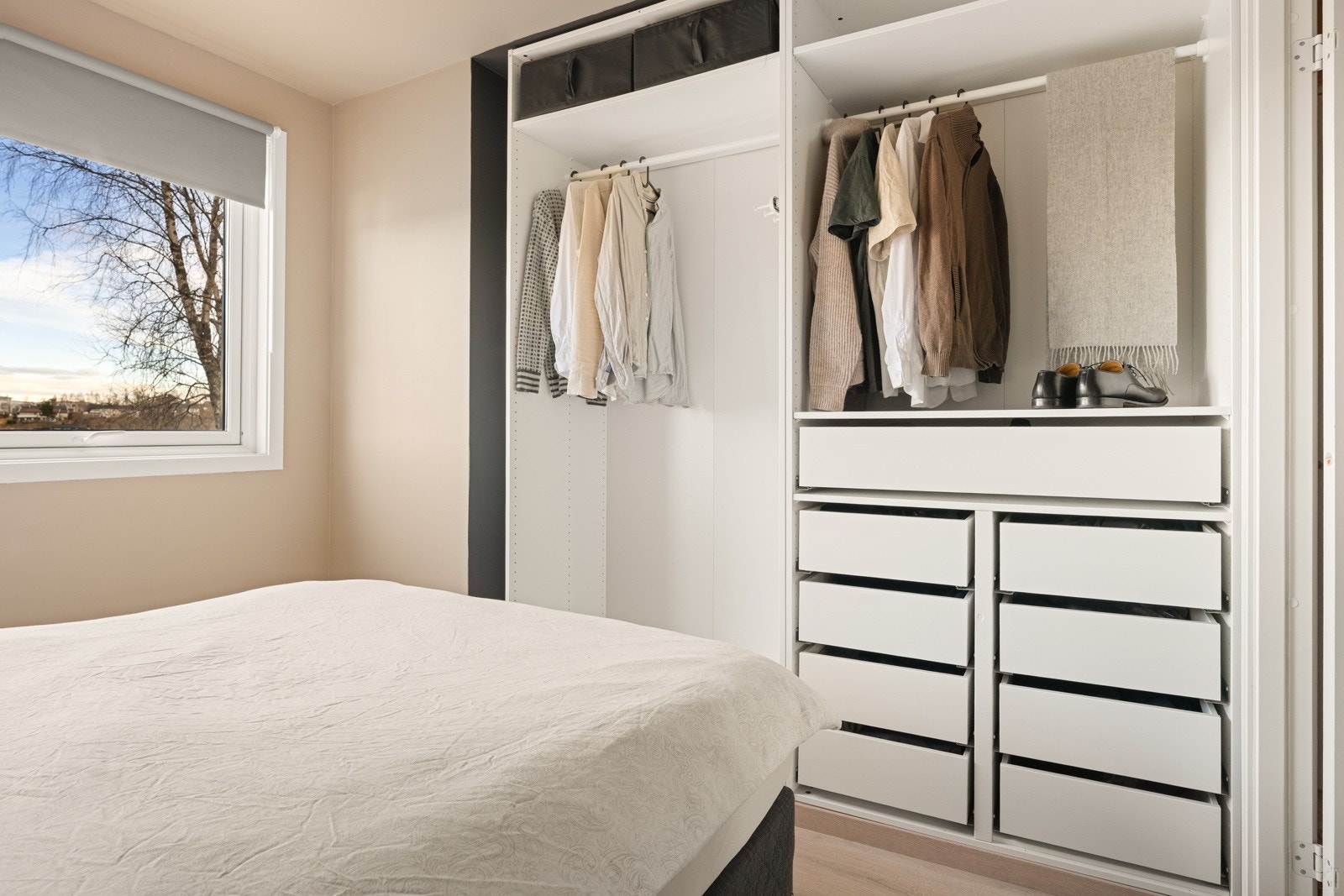 Det er rikelig med oppbevaringsplass i medfølgende garderobeskap. Galleribilde