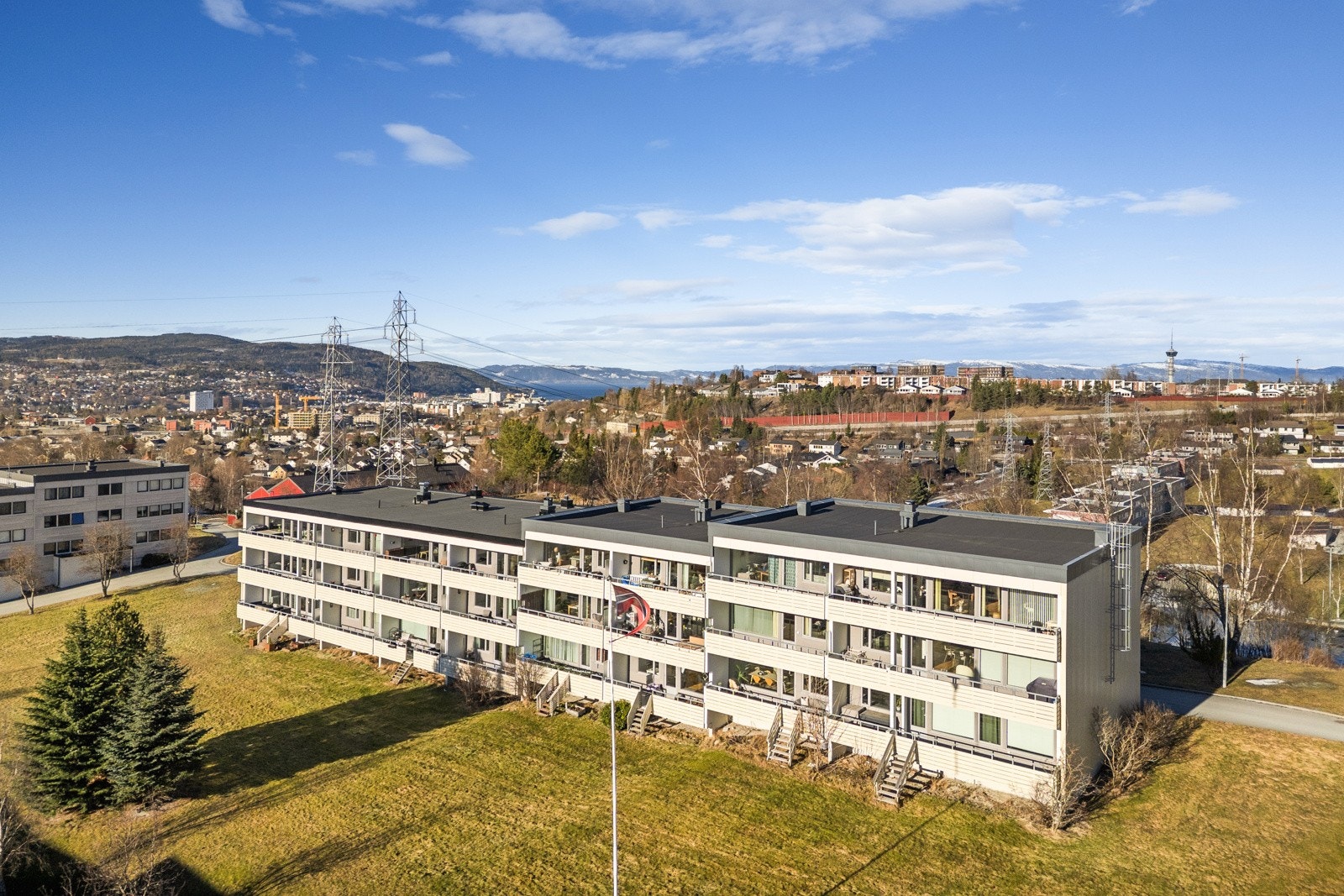 Leiligheten har en flott beliggenhet i feltet, og tunet beskrives som rolig og tilbaketrukket. Galleribilde