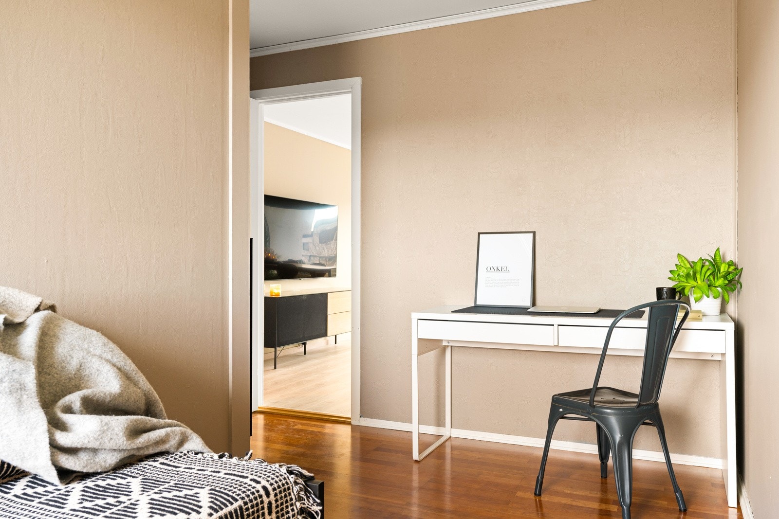 Soverommet måler 9,3 kvm og har god plass til stor seng, ulike garderobeløsninger og tilhørende soveromsmøblement. Galleribilde