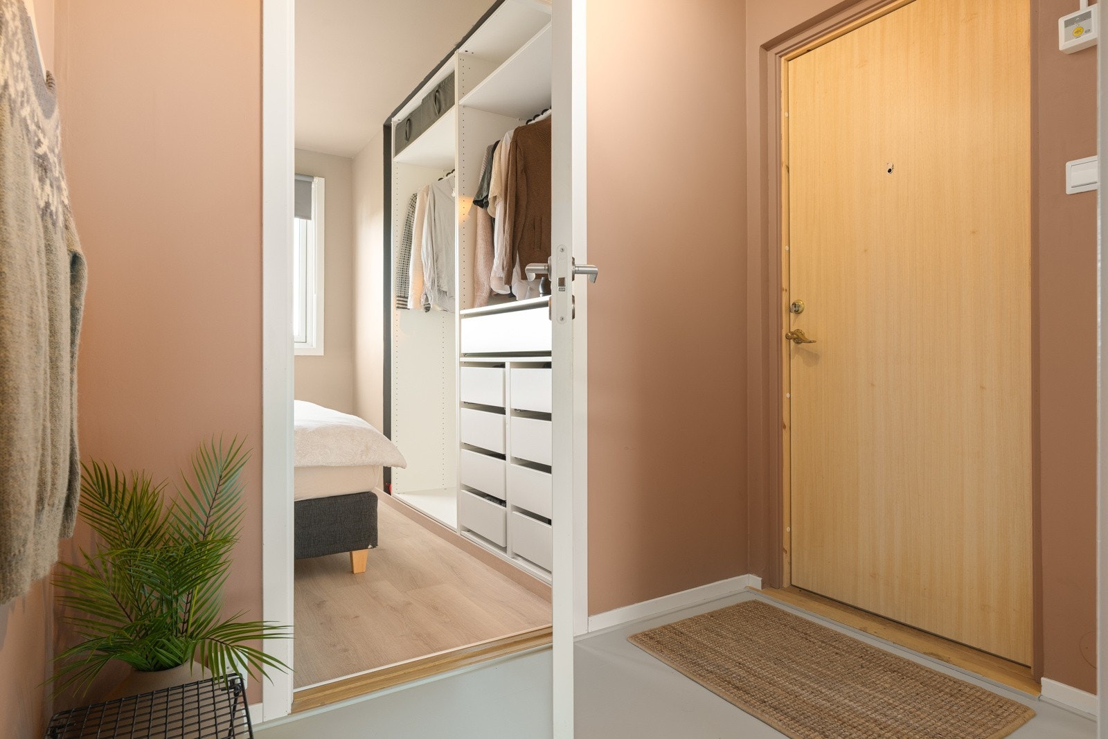 Leilighetens andre soverom måler 8,7 kvm og ligger med adkomst fra gangen. Galleribilde