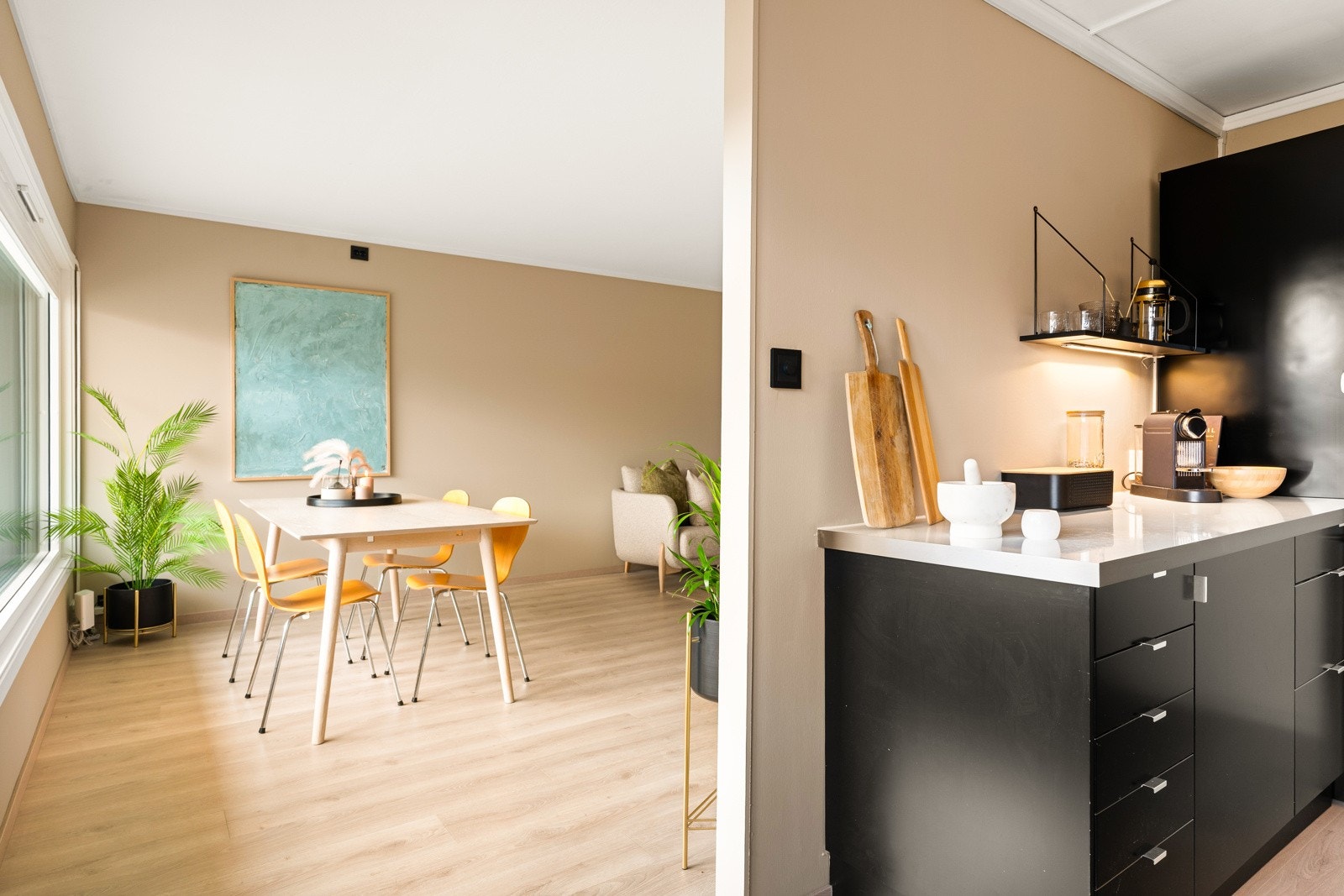 Kjøkkenet har et stilfylt uttrykk med slette fronter og en svært praktisk utforming. Galleribilde