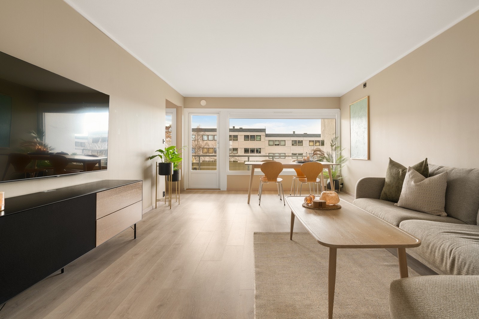 Stuen måler 25 kvm og nyter godt av mye naturlig innlys fra de store vindusflatene. Galleribilde