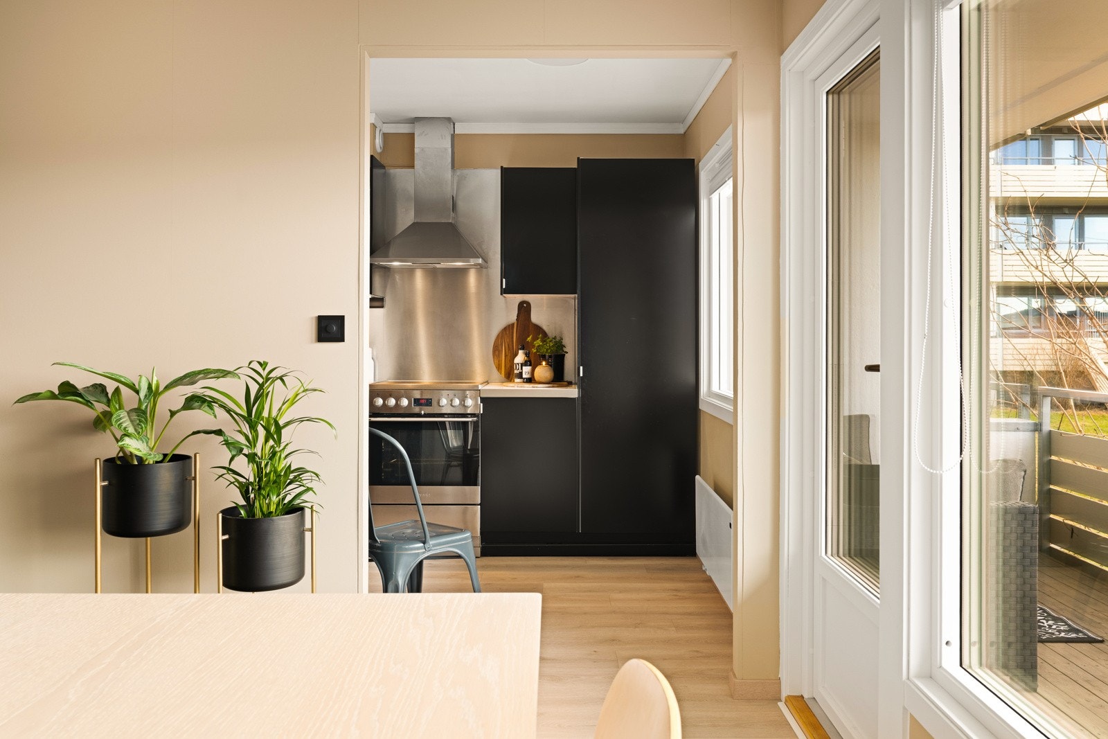 Kjøkken ligger delvis adskilt fra stuen og måler 9 kvm. Galleribilde