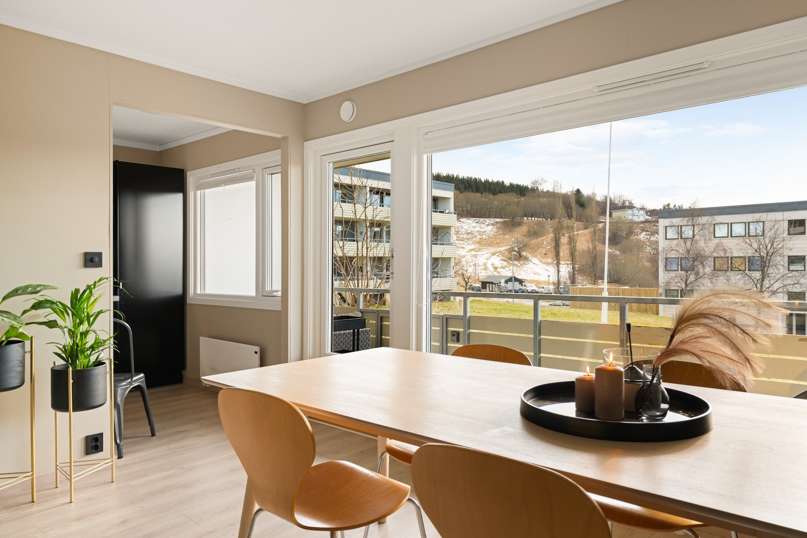 I overgangen mellom stue og kjøkken har man god plass til en stor spisegruppe. Galleribilde