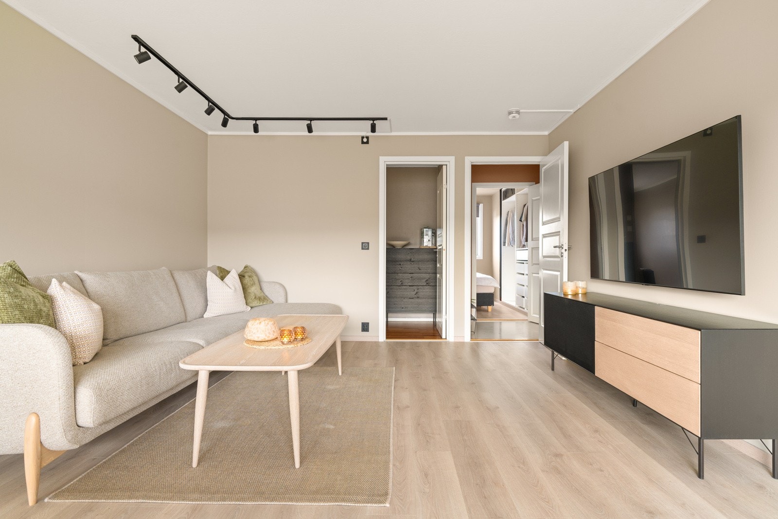 Fra stuen har man adkomst til ett av leilighetens to soverom. Galleribilde