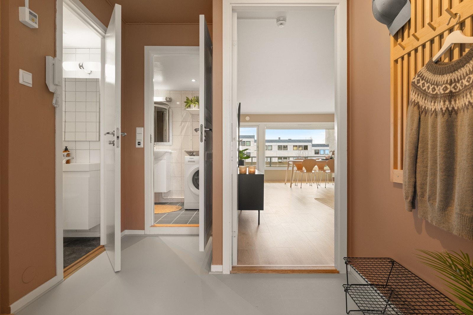 Gangen fordeler seg videre til leilighetens baderom og adskilte toalettrom. Galleribilde