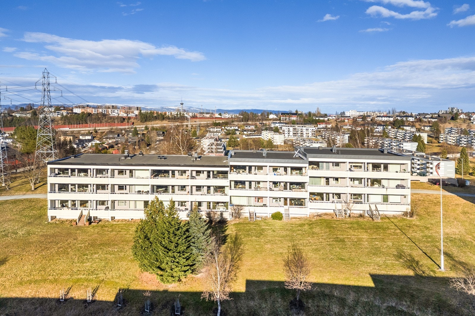 Området anses som familievennlig med lite trafikk, interne gangveier, samt lekeplasser og grøntområder like utenfor døra. Galleribilde