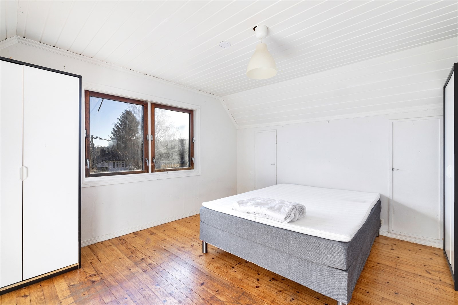 Soverom 1 på loft med 2 garderobeskap og kott i knevegg. Galleribilde