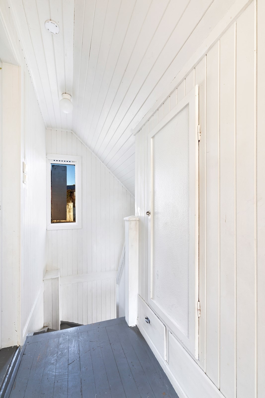 Gang loft med kott i knevegg. Galleribilde