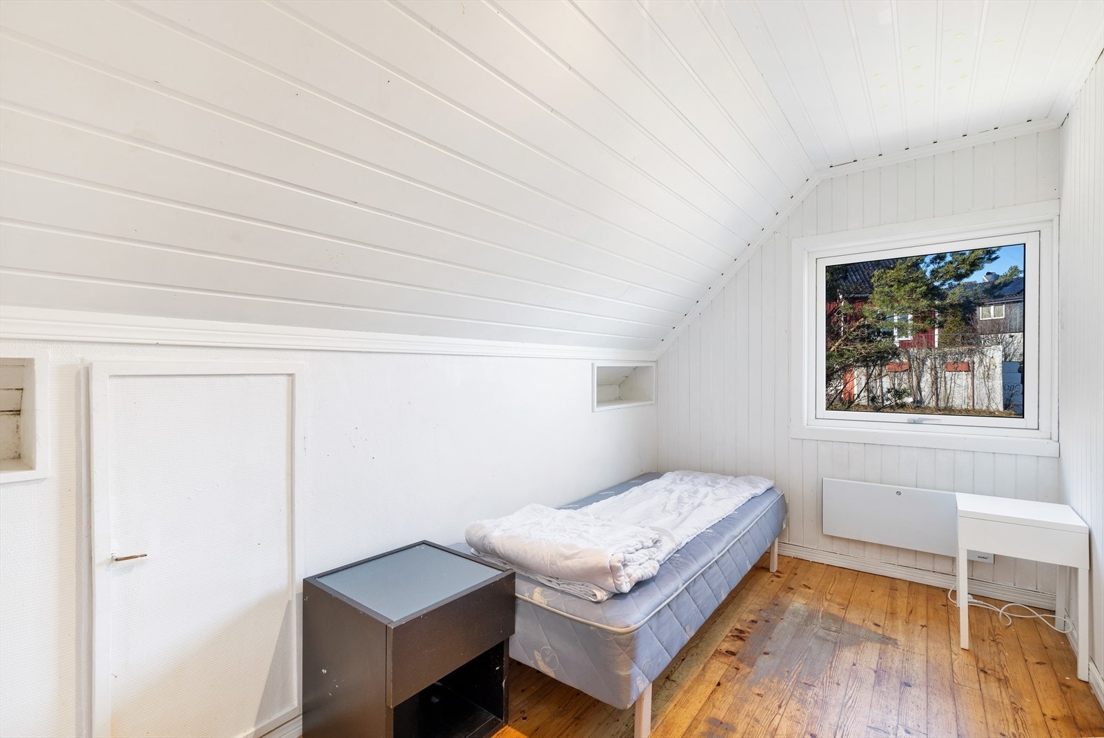 Soverom 2 på loft med kott i knevegg. Galleribilde