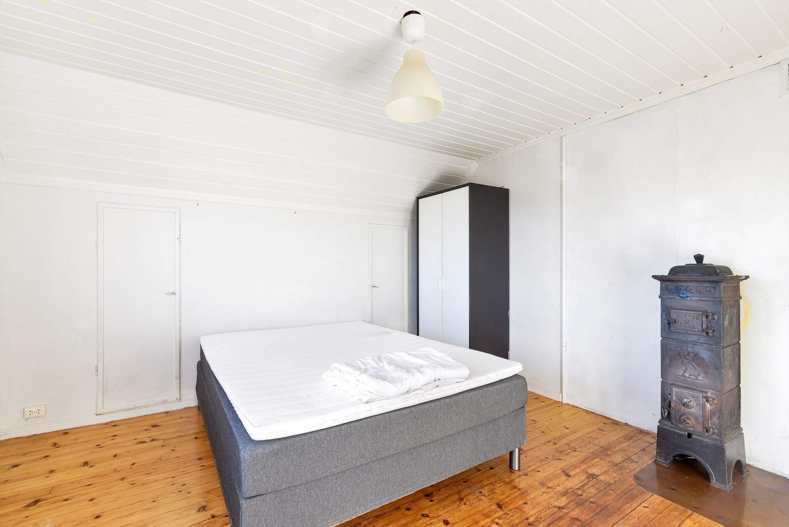 Soverom 1 på loft har også vedovn. Galleribilde