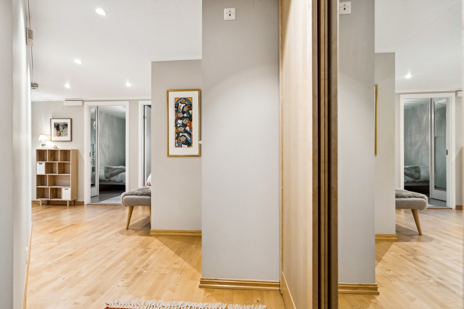 Entré med plass for å henge av seg yttertøy og plassering av sko Galleribilde