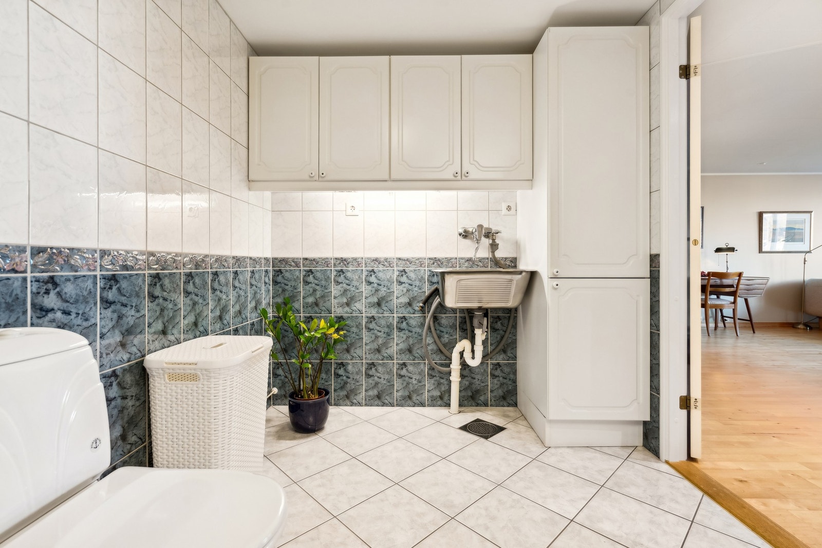 Badet har meget godt med lagringsplass i skapinnredning. Fliser på vegg og gulv. Galleribilde