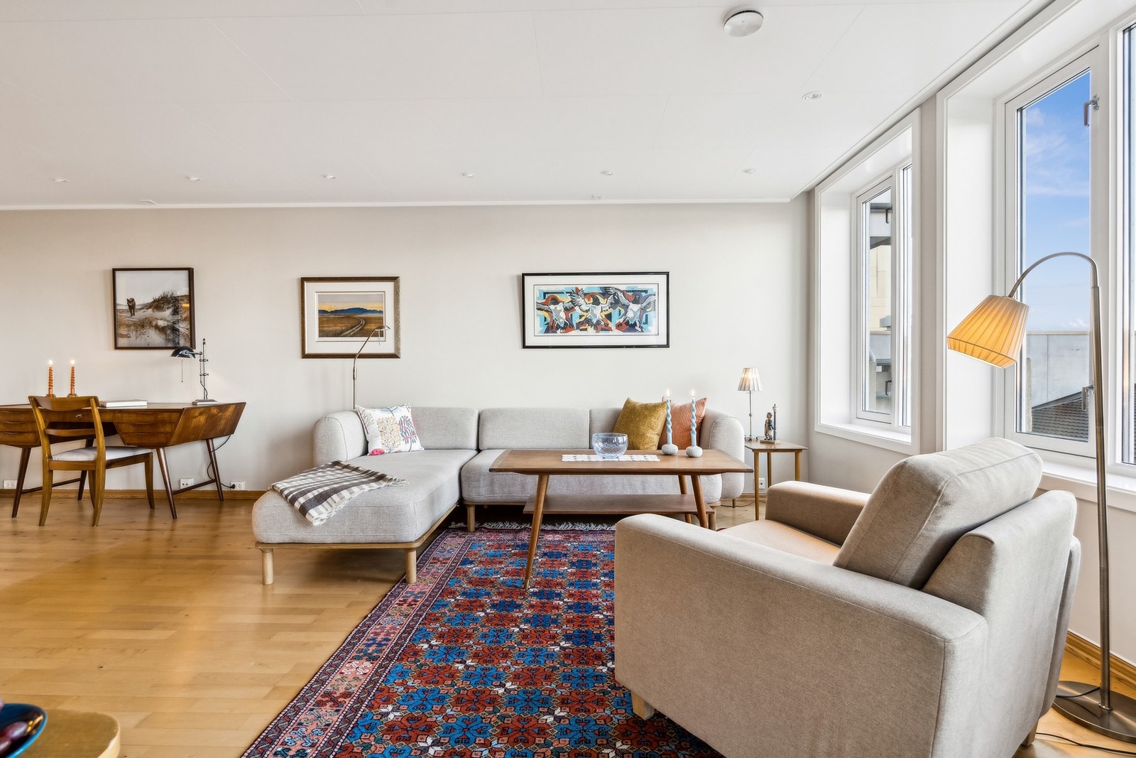 Stue med parkett på gulvet og lysmalte vegger Galleribilde