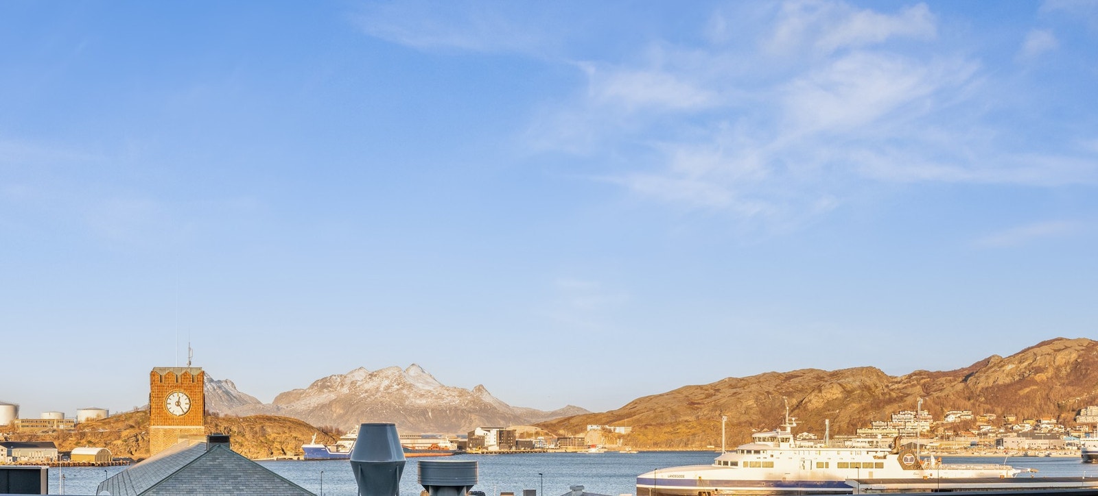 Utsikt til innseilingen Bodø Havn med Landegode i bakgrunnen Galleribilde