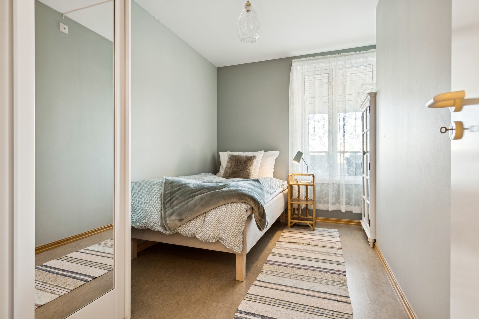 Soverom med skyvedørsgarderobe Galleribilde